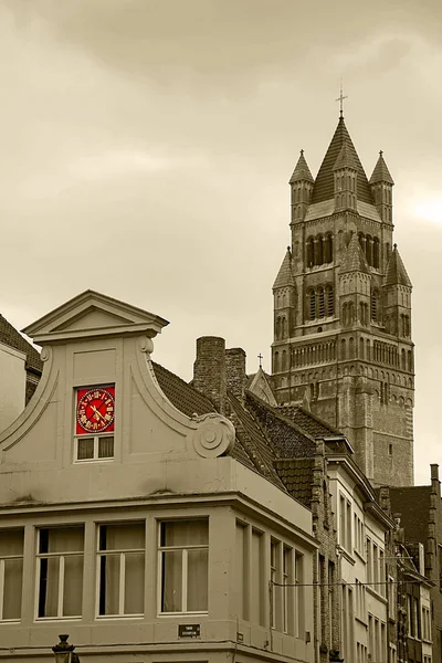 Detalle de fachada arquitectónica en un antiguo edificio situado en Brujas —  Fotos de Stock