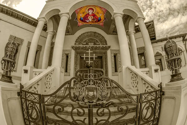 Szczegóły dotyczące budynków w sądzie wewnętrznym rumuńskiego Ortodu — Zdjęcie stockowe