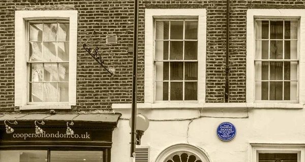 Fasad av huset där Charles Dickens bodde — Stockfoto