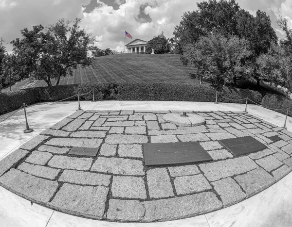 Дж. Ф. Кеннеди и Жаклин Онассис могилы в Arlington Nationa — стоковое фото