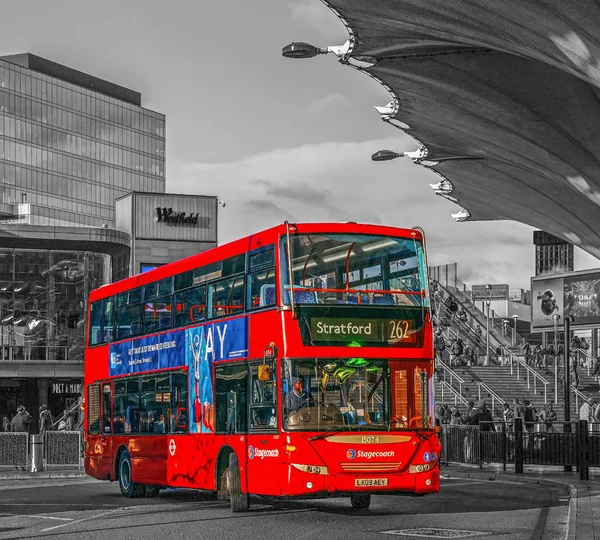 Czerwone podwójne pokłady w centralnym przystanku autobusowym Stratford — Zdjęcie stockowe