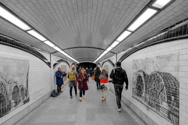 Внутренний вид одной лондонской подземной станции с фотографиями на — стоковое фото