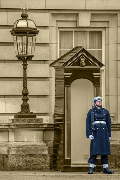 Soldado en guardia en Buckingham Palace, Londres, Reino Unido — Foto de Stock