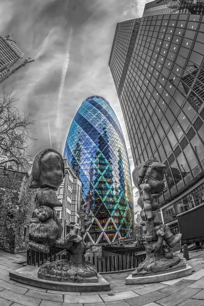 La célèbre tour Gherkin avec des statues sur la rue. Londres — Photo