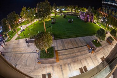 Iulius Town, Timisoara, Romanya şehrinde bir şehir gece görünümü