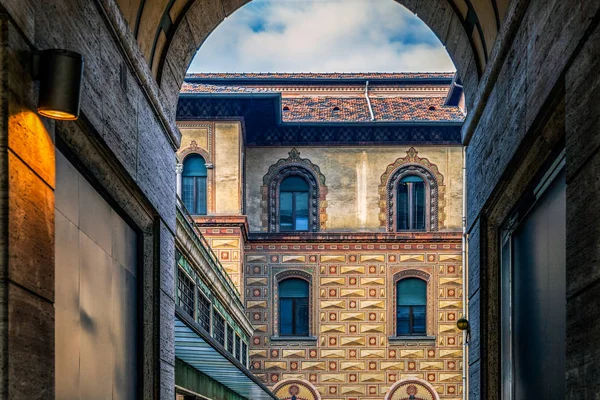 Фасад исторического здания в Милане — стоковое фото