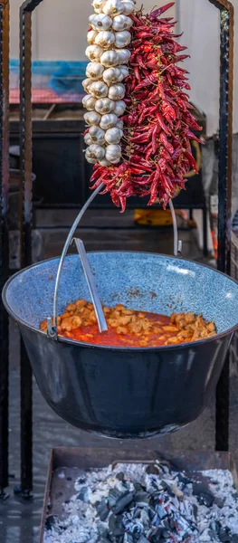 Sopa de goulash preparada em uma panela grande — Fotografia de Stock