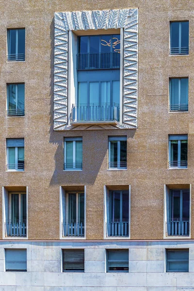 Façade d'un immeuble sur la Piazza S.Babila, Milan, Italie — Photo