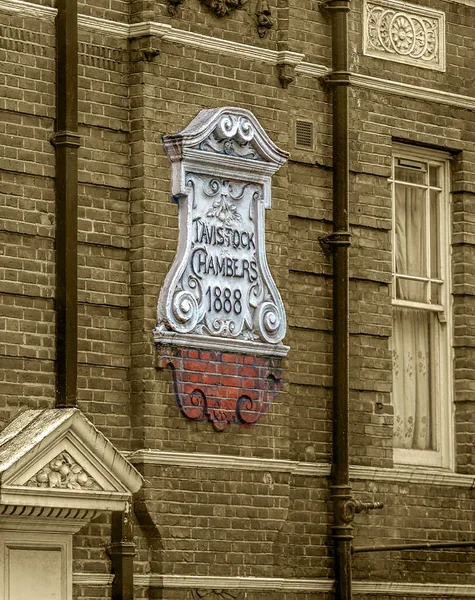 Фасад и надпись Торговой палаты Тавистока — стоковое фото