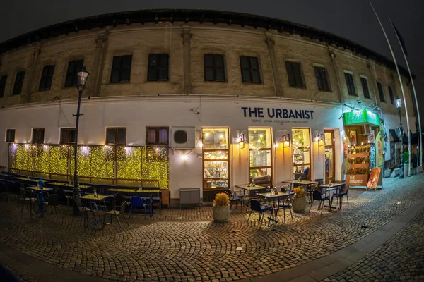Ночной вид с небольших уличных террас с туристами, Bucharest , — стоковое фото