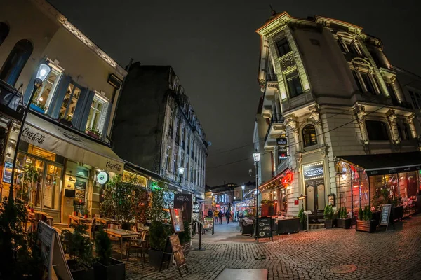 Night view with small street terraces with tourists, Bucharest, — Stock Photo, Image