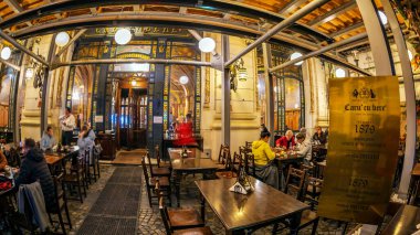 Bira Arabası Restoranı 'nın önündeki Terase' de gece görüşü, B