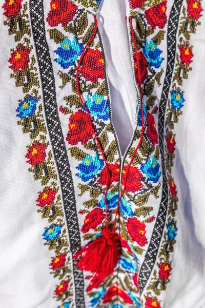 Szczegół z tradycyjnego rumuńskiego stroju ludowego dla mężczyzny — Zdjęcie stockowe