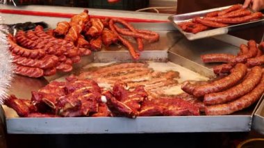Sosis, domuz pirzolası ve sokak fuarında kızartılmış patates..
