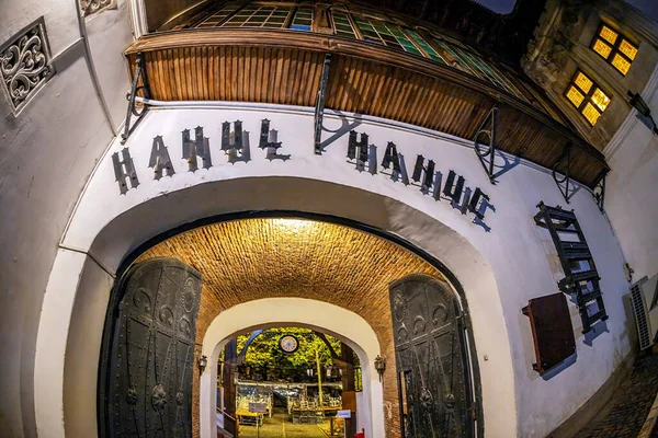 Nachtzicht met entree van Manuc 's Inn-Hanul lui Manuc, Buchare — Stockfoto