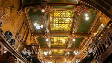 Romanya 'nın Bükreş kentindeki eski Bira Arabası Restoranında.