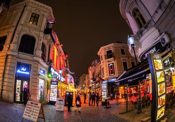 Night view with small street terraces with tourists, Bucharest, — Stock Photo, Image