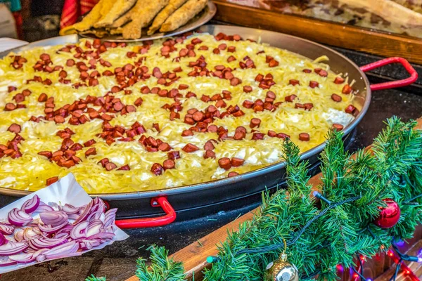 Традиційна Румунська Їжа Приготована Великих Суднах Вуличній Різдвяній Ярмарці Полента — стокове фото