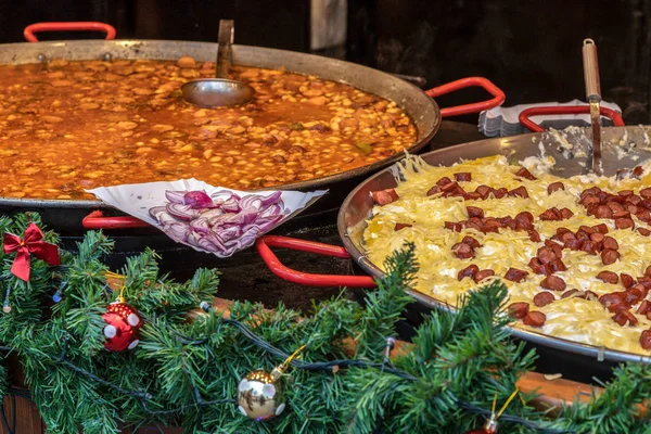 Comida romena tradicional preparada em grandes navios — Fotografia de Stock