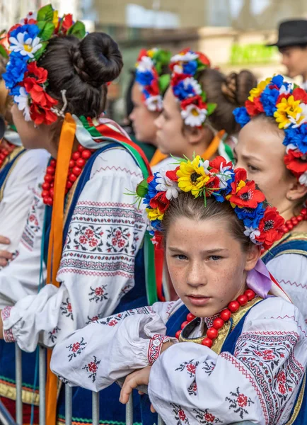 Jóvenes ucranianos en traje tradicional — Foto de Stock