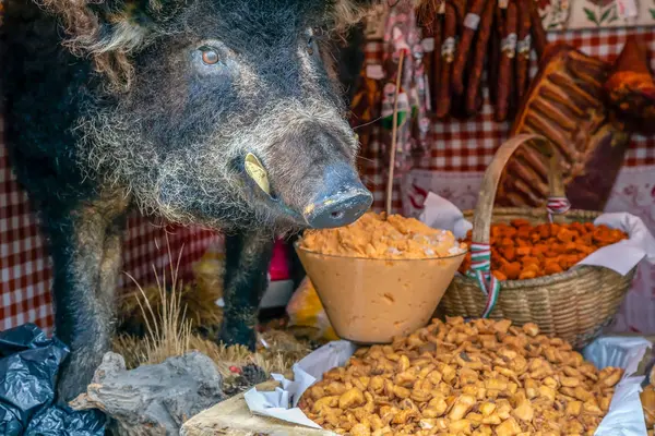 Commercial arrangement with greaves, sausages and a symbolic pig — Stock Photo, Image