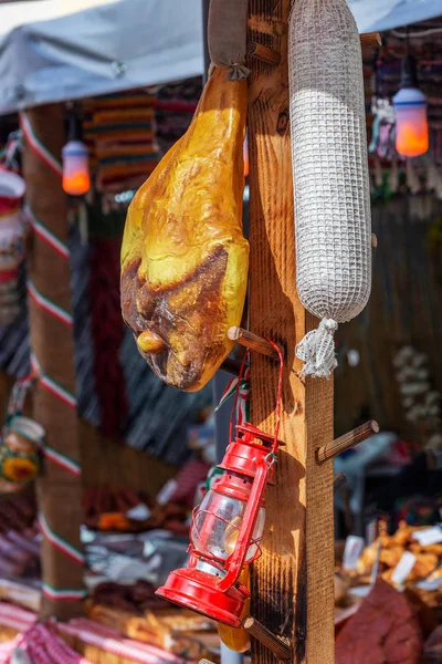 Rustik dekoration med traditionell oljelampa och mat — Stockfoto