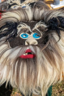 Romanya folklorundan elde yapılmış renkli bir maske.