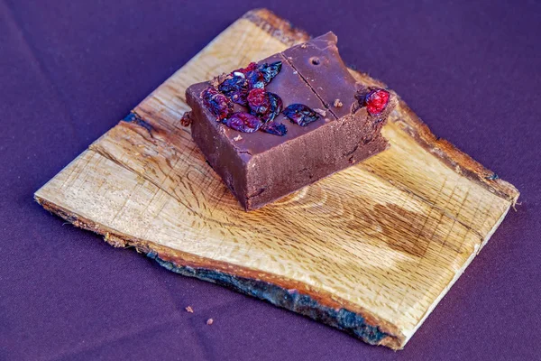 Domowej roboty czekolada umieszczona na drewnianej podstawce — Zdjęcie stockowe