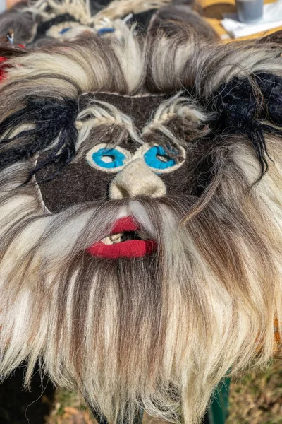 Romanya folklorundan elde yapılmış renkli bir maske. — Stok fotoğraf