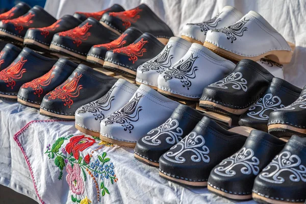 典型的な刺繍ハンガリーのパターンを持つスリッパ — ストック写真