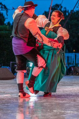 İspanya'dan dansçılar geleneksel kostüm