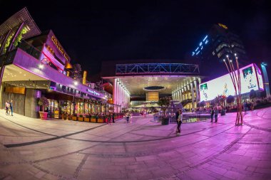 Lulius Town, Timisoara, Romanya 'nın gece manzarası