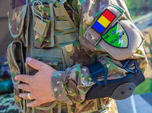 Rumuński żołnierz z insygniami kraju — Zdjęcie stockowe
