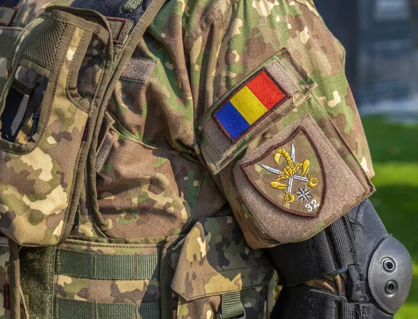 Uniforme soldado romeno com insígnias país de origem — Fotografia de Stock