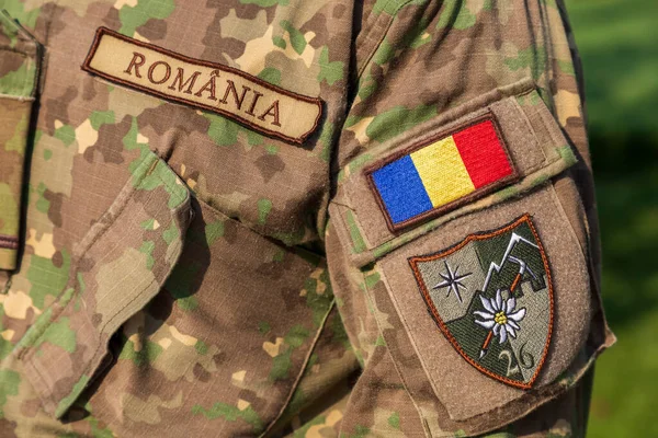 Uniforme de soldado rumano con insignia país de origen —  Fotos de Stock