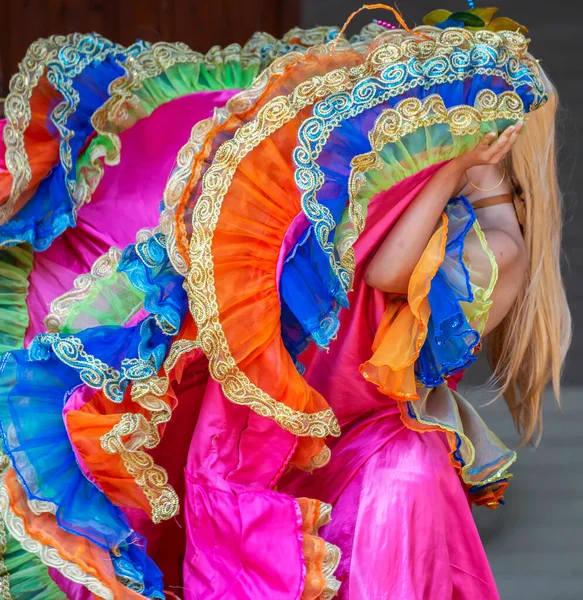 Bakgrund med ung dansare kvinna från Colombia — Stockfoto