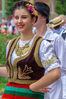 Geleneksel kostümlü Sırp dansçı kadınlar
