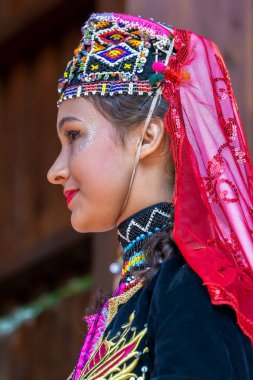 Geleneksel kostümlü Türk kadın dansçı
