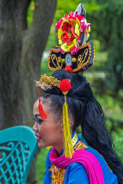 Χορεύτρια γυναίκες από την Ινδονησία σε παραδοσιακές στολές — Φωτογραφία Αρχείου
