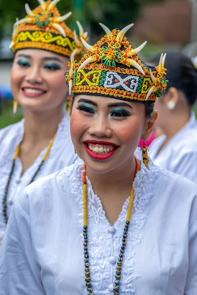 Retrato de mulheres dançarinas da Indonésia em traje tradicional — Fotografia de Stock