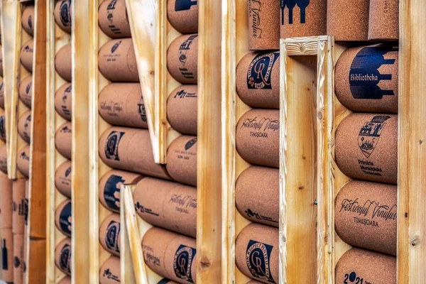 Mur décoratif en bois et bouchons de bouteilles de vin — Photo