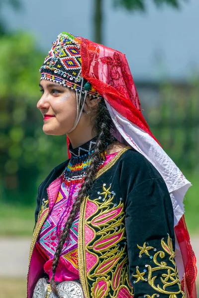 Dansarkvinna från Turkiet i traditionell kostym — Stockfoto