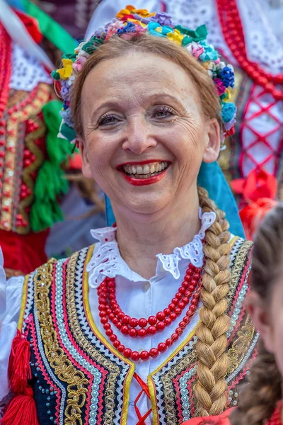 Starsza tancerka z Polski w tradycyjnym stroju — Zdjęcie stockowe