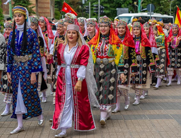 Bailarinas de Turquía en traje tradicional — Foto de Stock