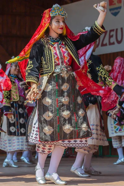 Török táncosnők hagyományos jelmezben — Stock Fotó