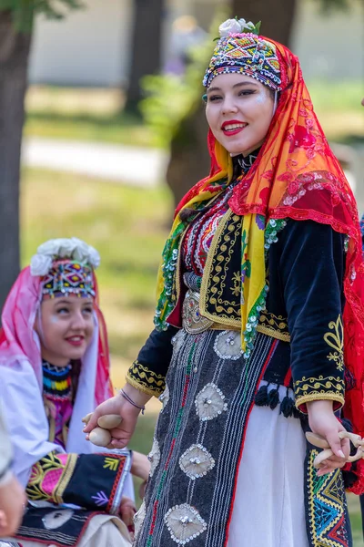 Raparigas da Turquia em traje tradicional — Fotografia de Stock