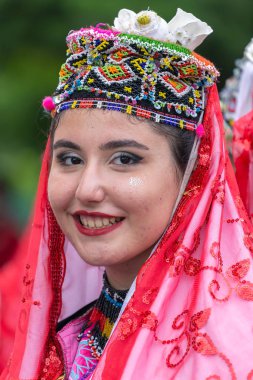 Türkiye'den geleneksel kostümlü dansçı kız portresi