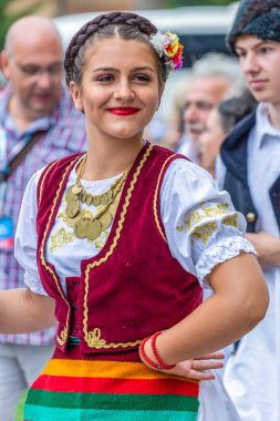 Geleneksel kostümlü genç Sırp dansçı kız.