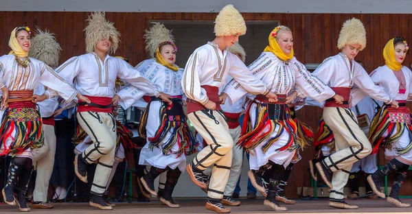 Servische dansers in traditioneel kostuum — Stockfoto