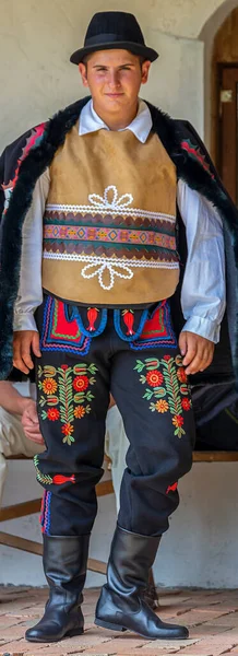 Bailarino sérvio homem de Banat em traje tradicional — Fotografia de Stock